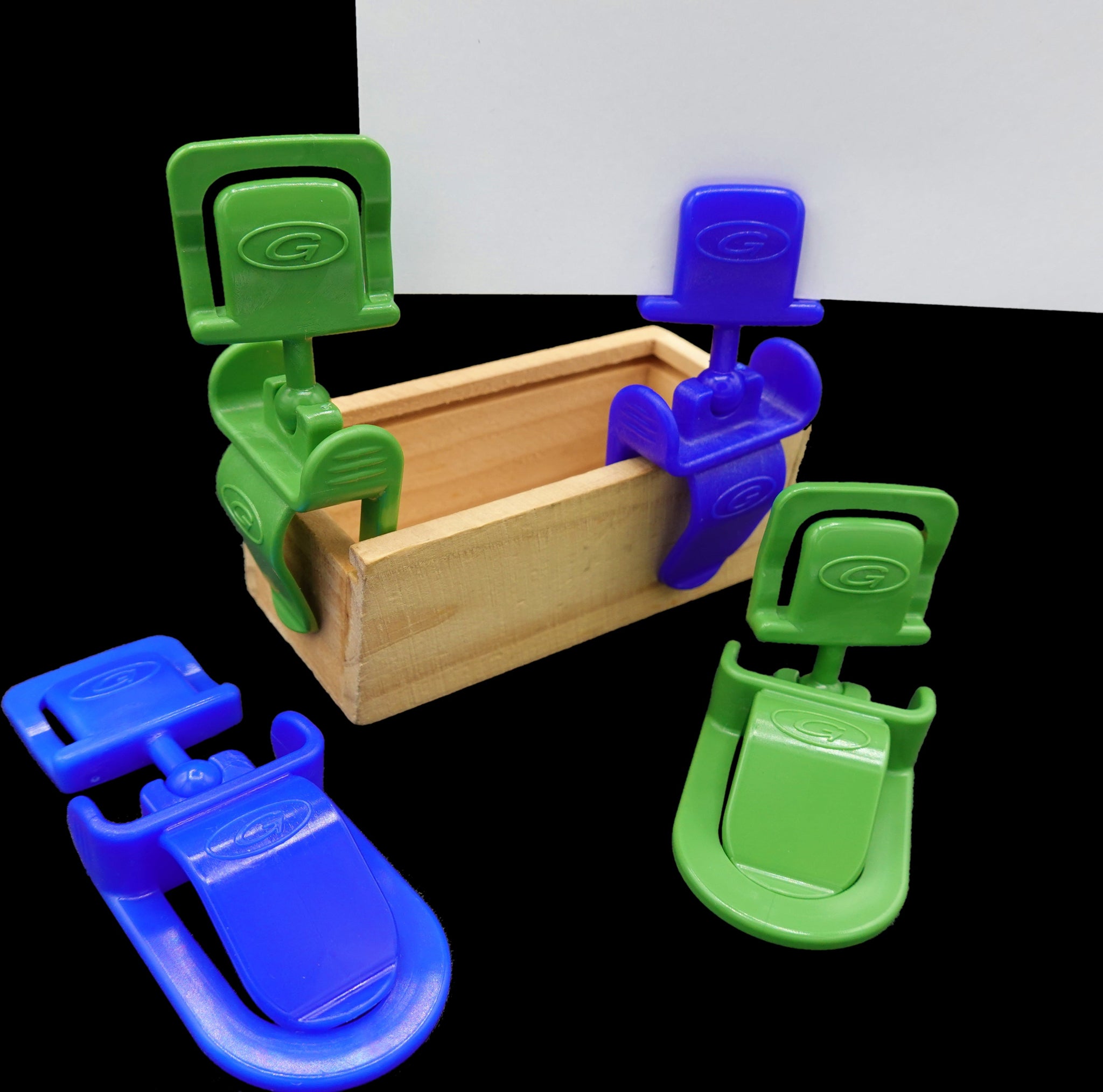 Dettaglio giunto snodato orientabile delle pinze portaprezzo per mantenere il cartellino sempre ben visibile