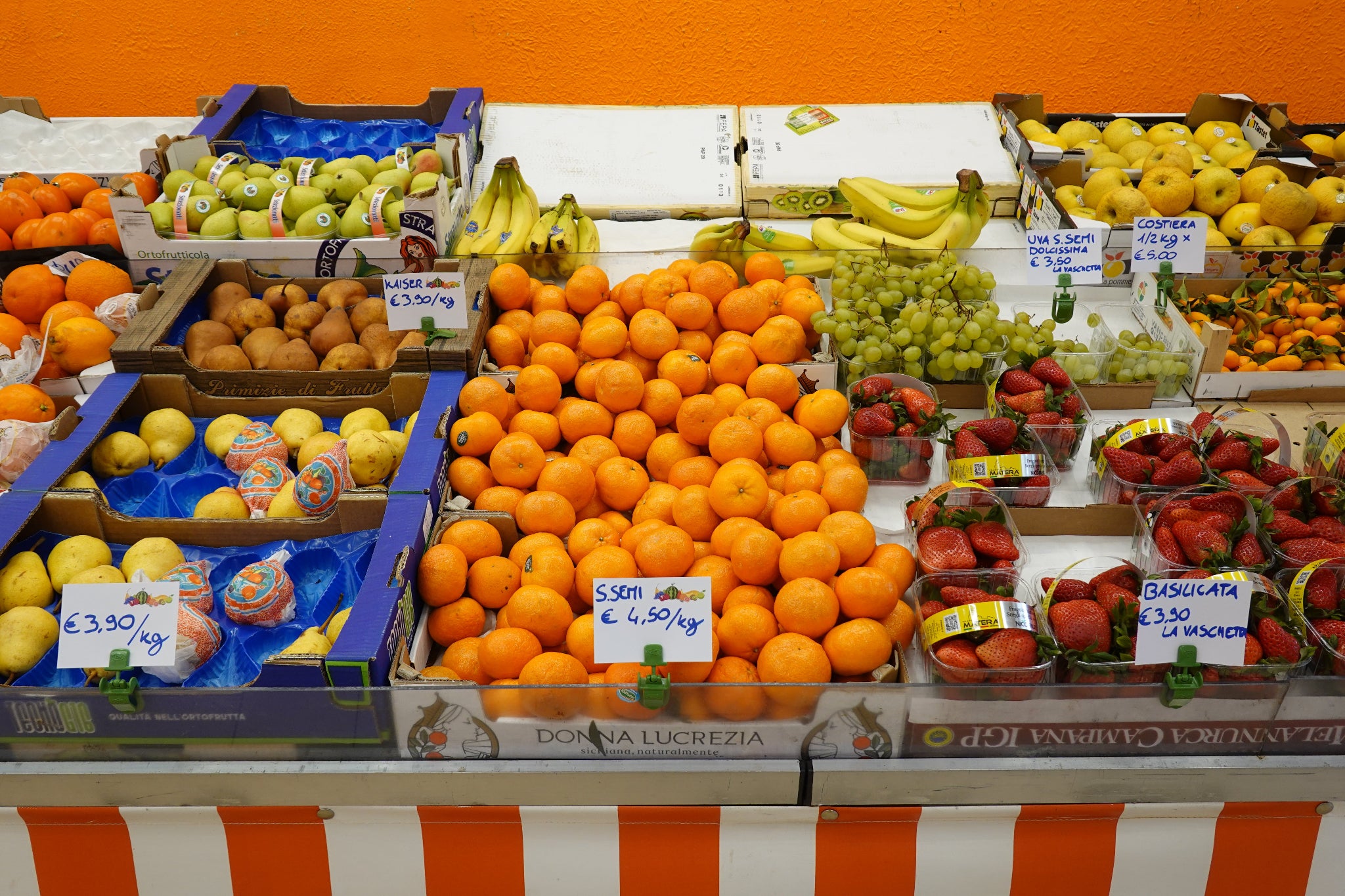 banco ortofrutta con etichette segnaprezzi