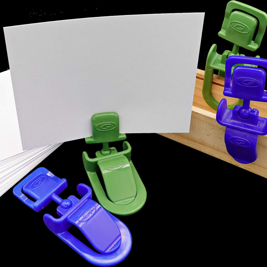 Pinze portaprezzo applicate su cassette ortofrutta per esposizione prezzi in mercati e negozi alimentari