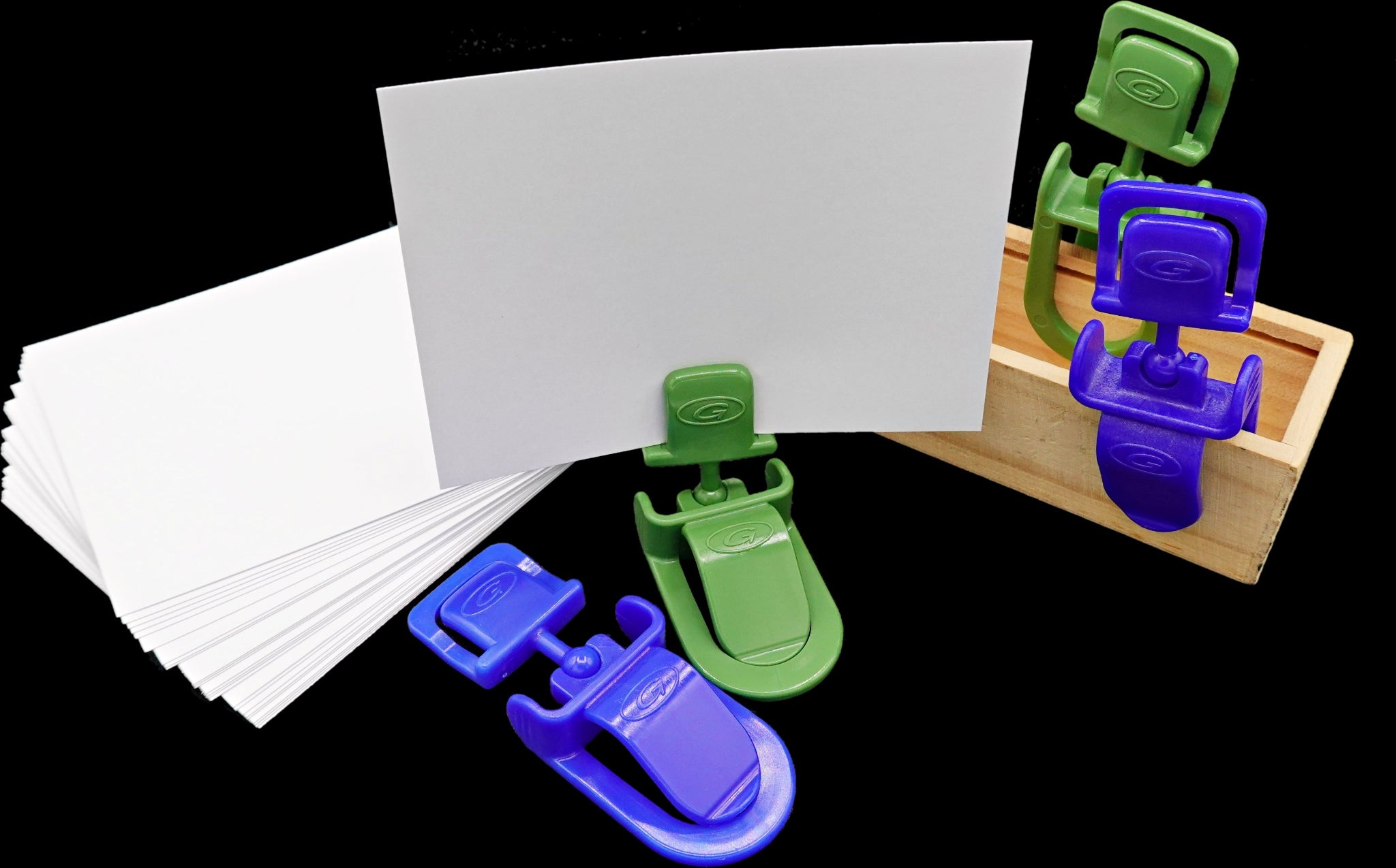 Pinze portaprezzo applicate su cassette ortofrutta per esposizione prezzi in mercati e negozi alimentari